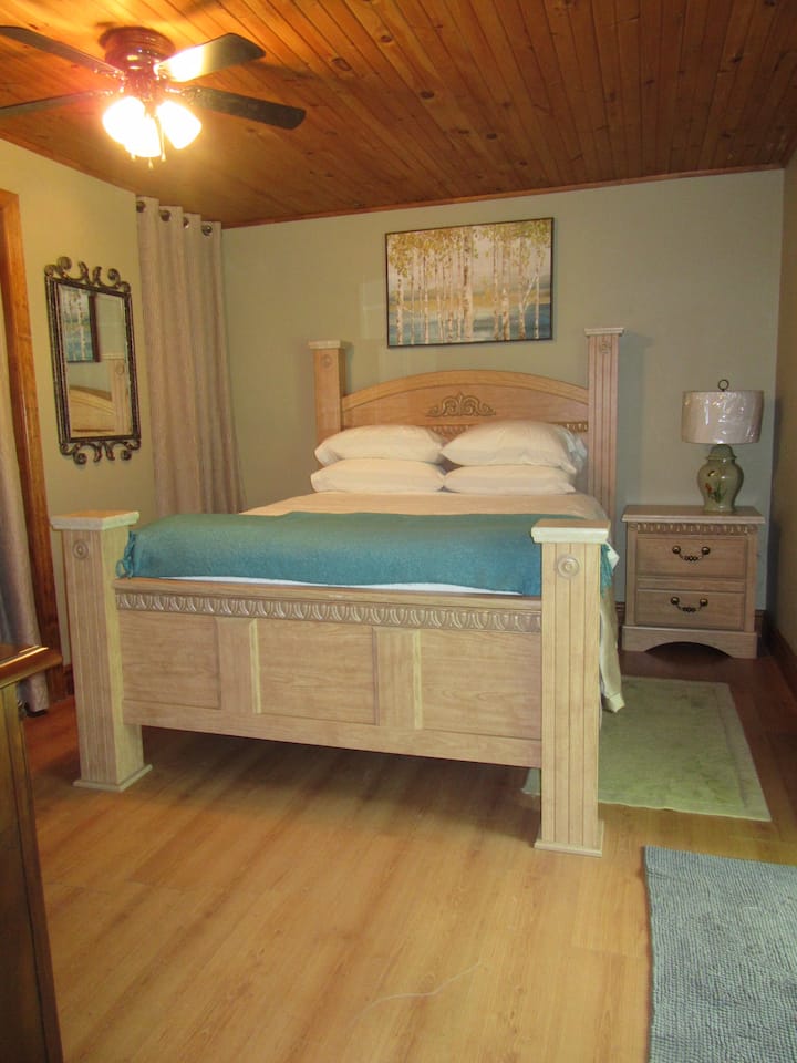 Master bedroom (queen bed) sliding glass door to back yard