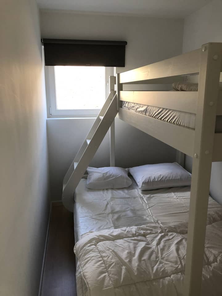 双层床：
楼上90厘米
140厘米以下。

不提供床上用品。 