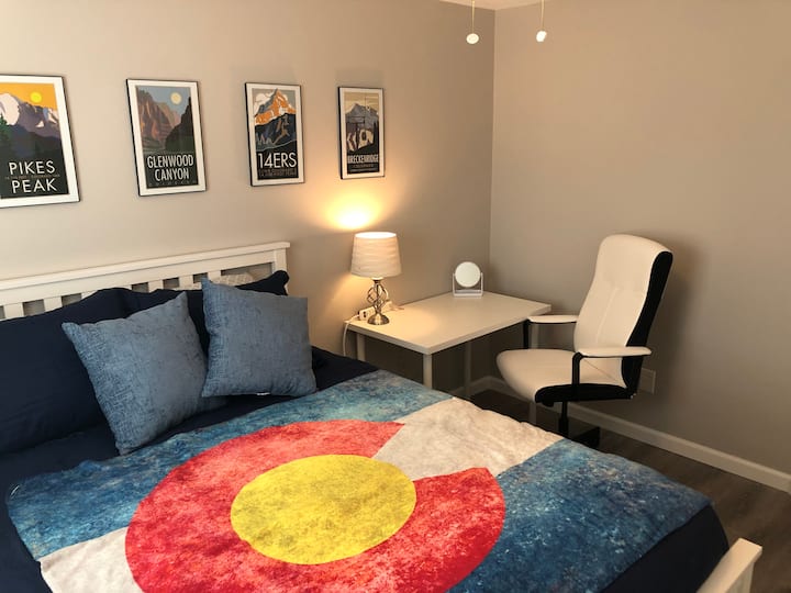 科罗拉多探险客房。科罗拉多毛绒。  科罗拉多州一些我们最喜欢的地方的当地艺术家版画。 