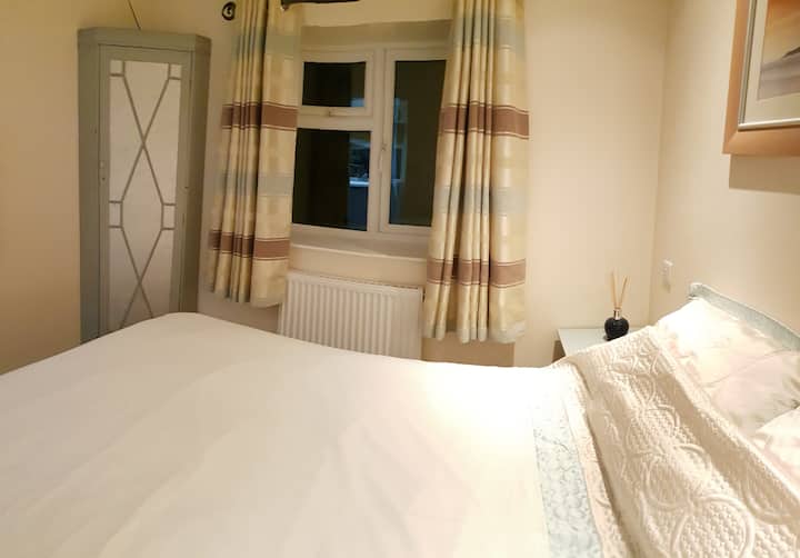 Chumba 1 cha kulala. Kitanda mara mbili, meza za kando ya kitanda, WARDROBE ya kona na kioo cha kuvaa.