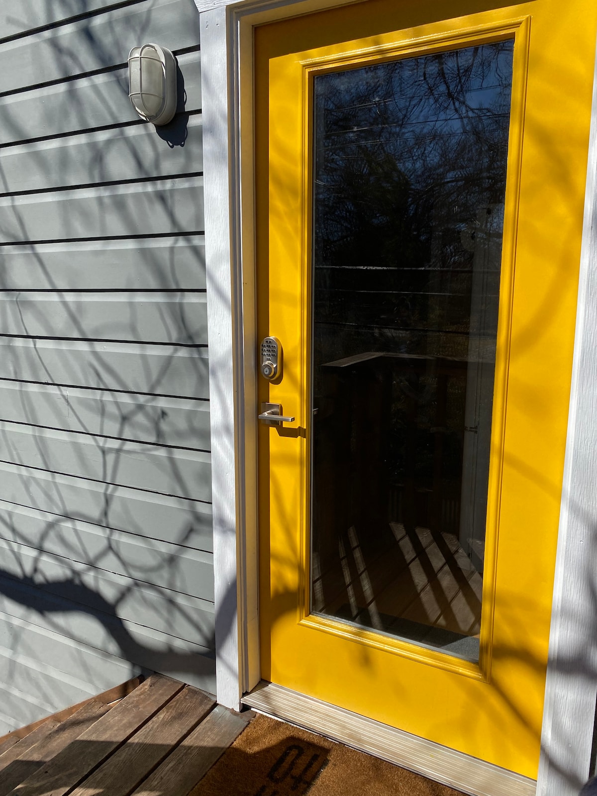 Sunny Second Floor Carriage House Apt in Hyde Park