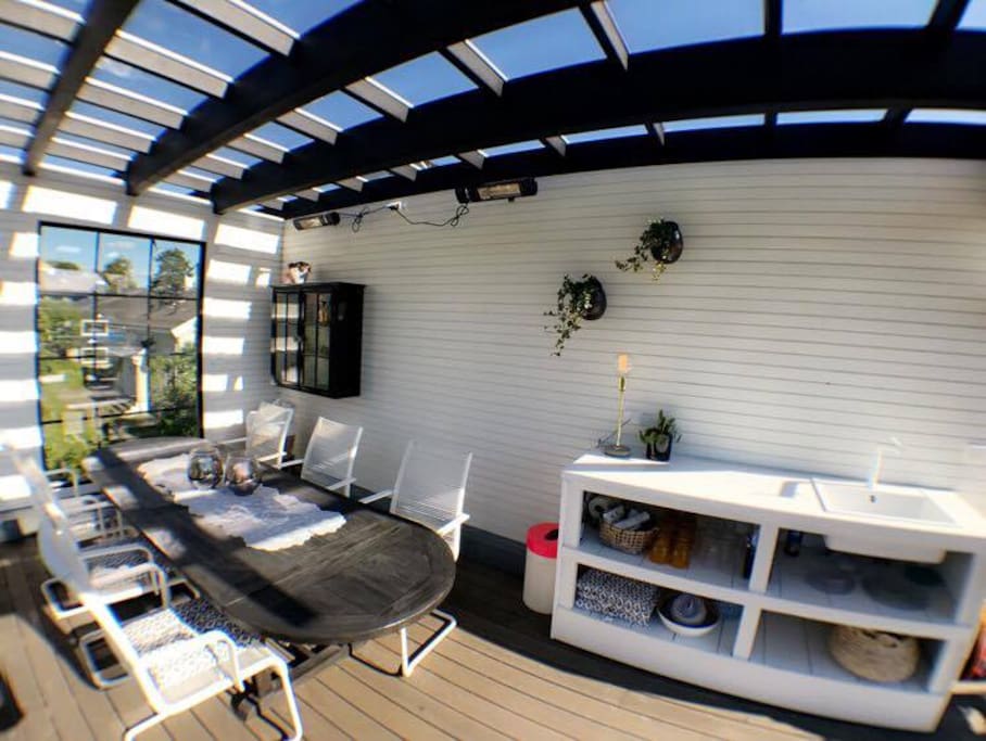 Dining area with roof, heating laps, kitchen, water inkl. hot.