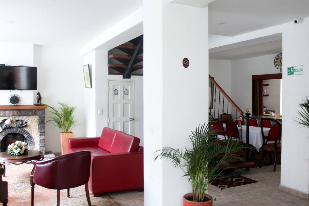 Hotel Living room and breakfast area/Sala y comedic de desayuno del hotel