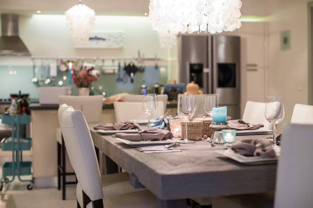 Modern and bright open concept kitchen with dining area
