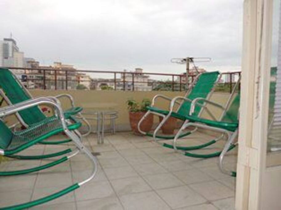 la terraza con una bonita vista del barrio desde donde se ve el malecón. es el área de fumar.