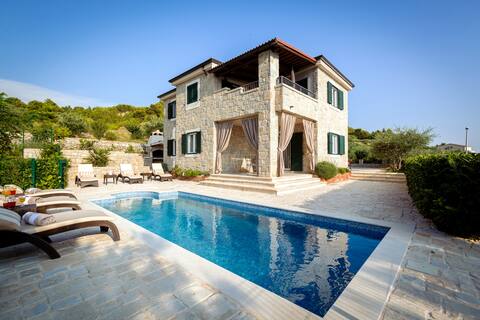 Stone Villa Diana: private pool, 200m to the beach