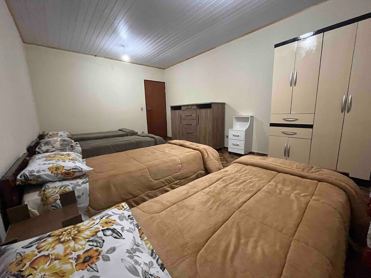 Slaapkamer 1: 4 eenpersoonsbedden, een dressoir en een eenpersoonskledingkast en allemaal beddengoed.