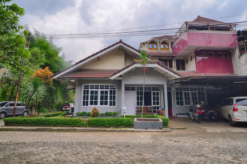 Entrance view 1