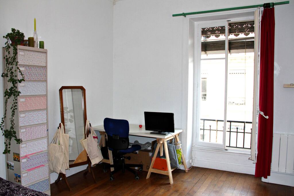 Chambre 1 avec coin bureau