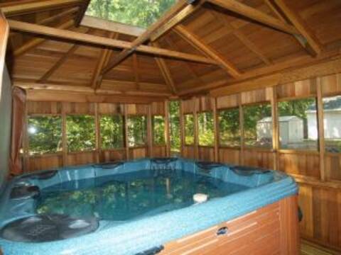 Hot Tub! skiing, snowmobiling, fishing, Wellston