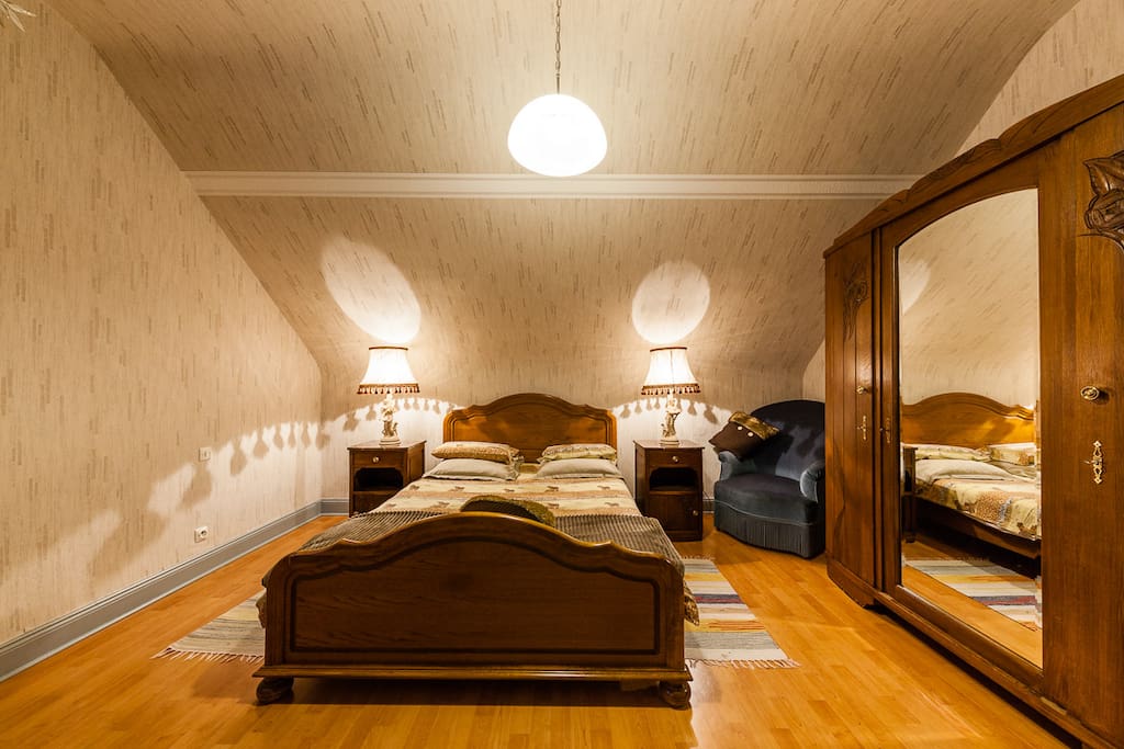 Chambre a coucher avec 1 lit 140x190 et un grand armoire