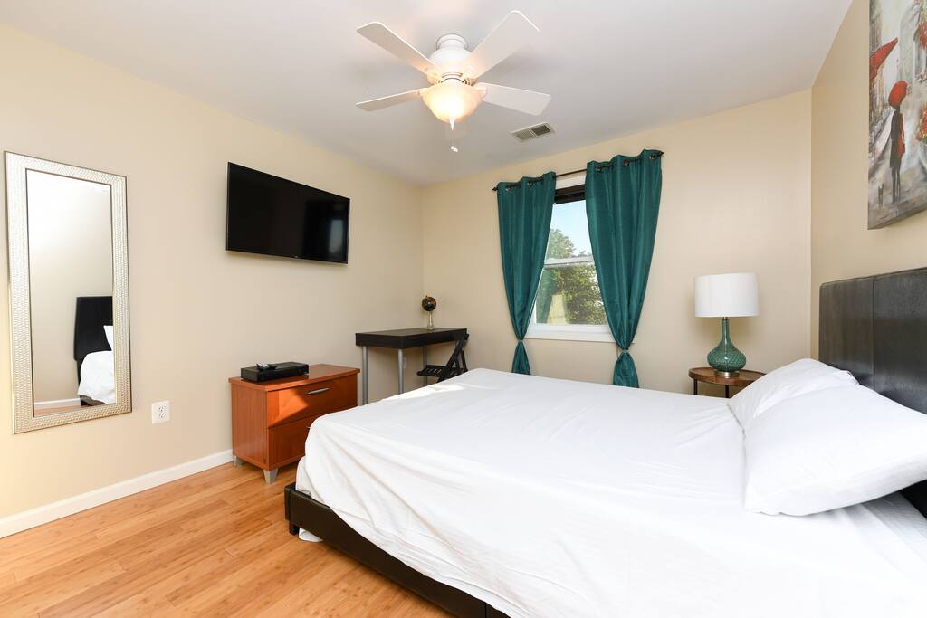 Enjoy our 4k TV w/ Cable, Netflix, Roku, and HuLu or work at the Desk.