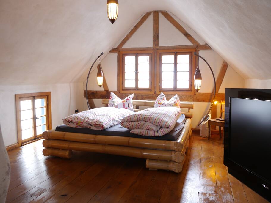 Schlafzimmer mit TV, erster Stock