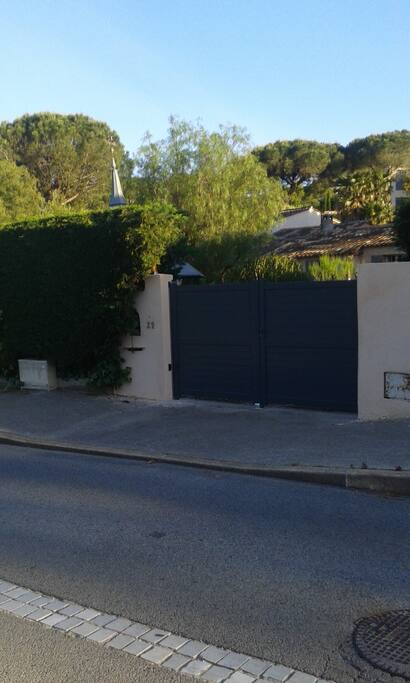 le portail vu du boulevard.