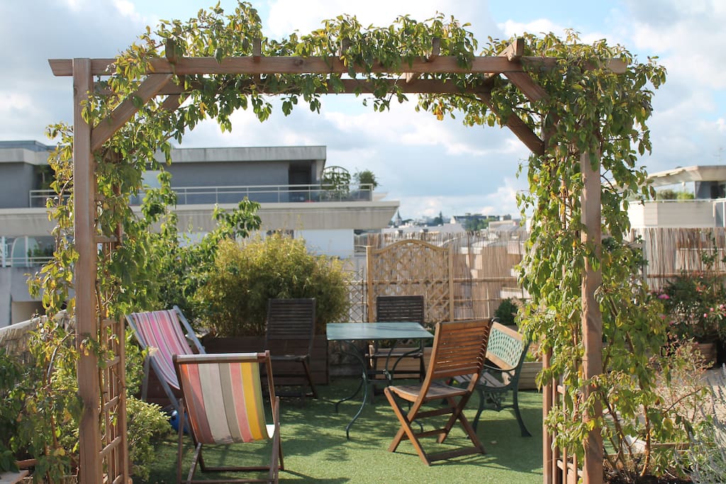 salon de jardin dans
écrin de verdure