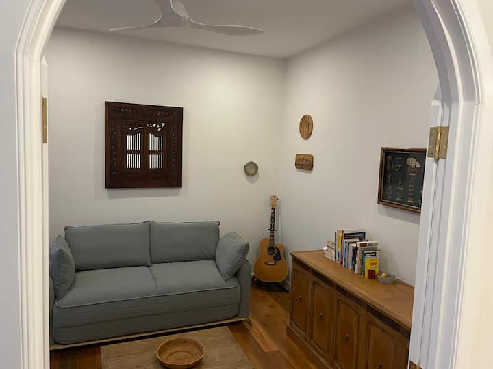 Студио/Легло 5. Разтегателен диван тип „Коала“ с разтегателен диван, който да бъде настроен по заявка на гостите, ако е необходимо 