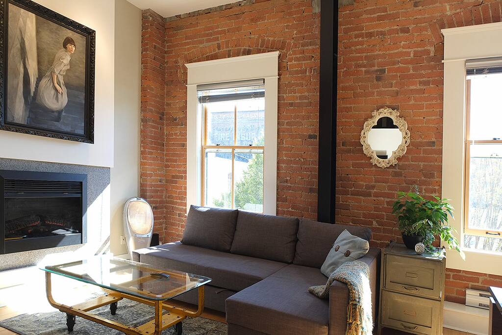 Queen sofa bed, electric fireplace, streetlamp and paintings!