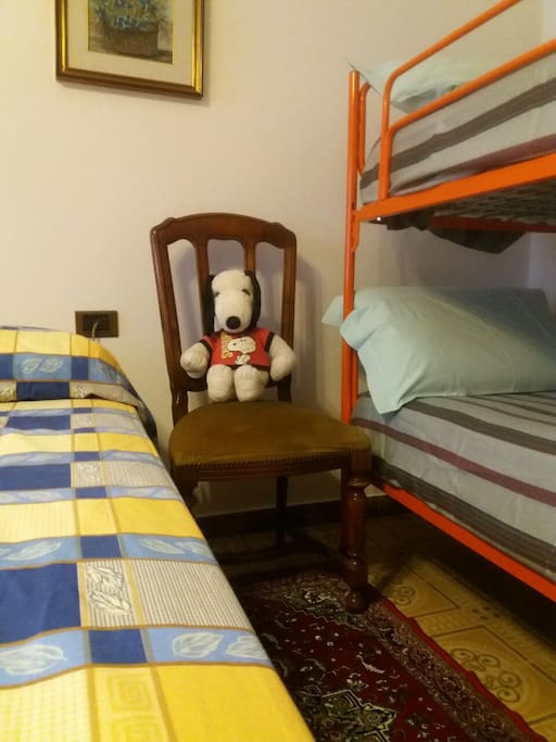 Camera. Il letto arancione può essere disposto in tre modi diversi a seconda delle esigenze: A castello, due letti singoli oppure un letto matrimoniale.
*********************
Bedroom. Orange bed can be arranged in three different ways: bunk bed, two singular beds, one queen-size bed.