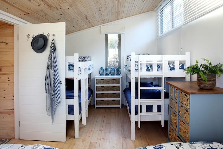 غرفة بطابقين - غرفتين فرديتين وطابقين