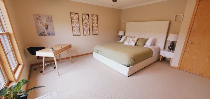 主卧室配有一张加州加大双人床、大型步入式衣橱和套内卫生间！