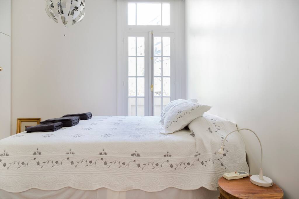 Chambre 1 double - Lit Queen size avec balcon