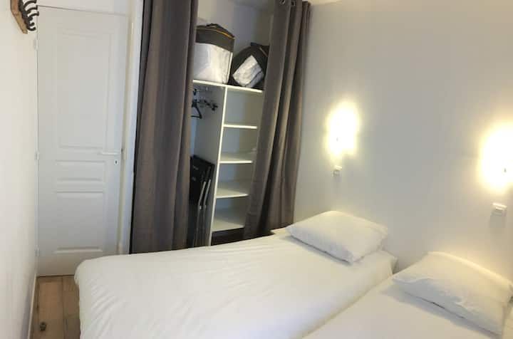 Chumba chenye vitanda 2 vya 80*200