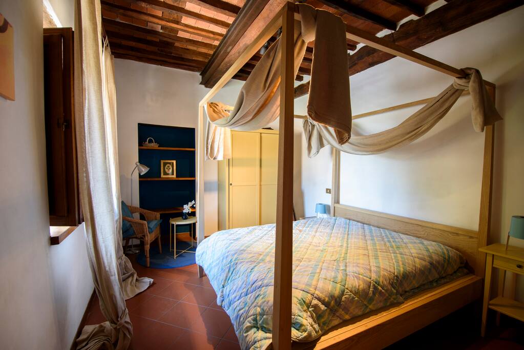 Bedroom with canopy bed (1)