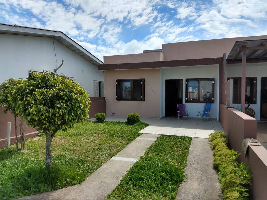 Fachada da casa: pátio amplo e lugar para dois carros.