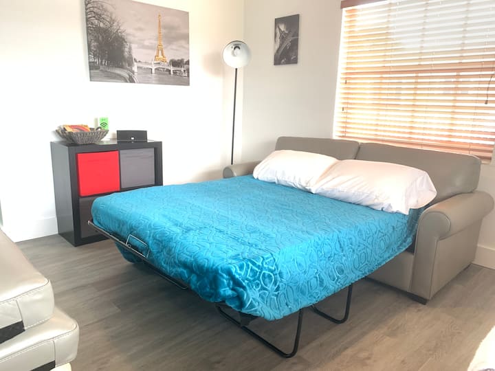 客厅配备折叠沙发床和智能电视