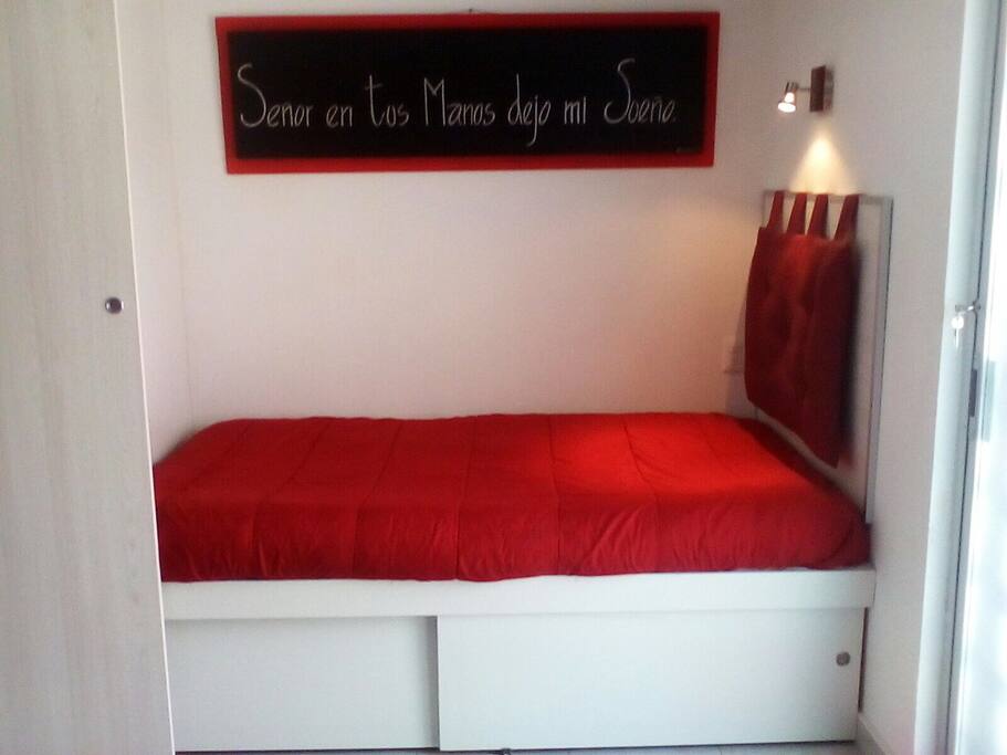 Cama individual. Con un colchón muy comodo para que tu descanso sea muy relajante. Acceso a la mano de toma corriente y lámpara de noche.