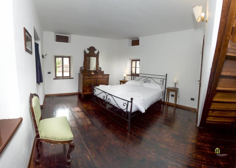 Camera da letto con letto matrimoniale e terrazzo con vista panoramica