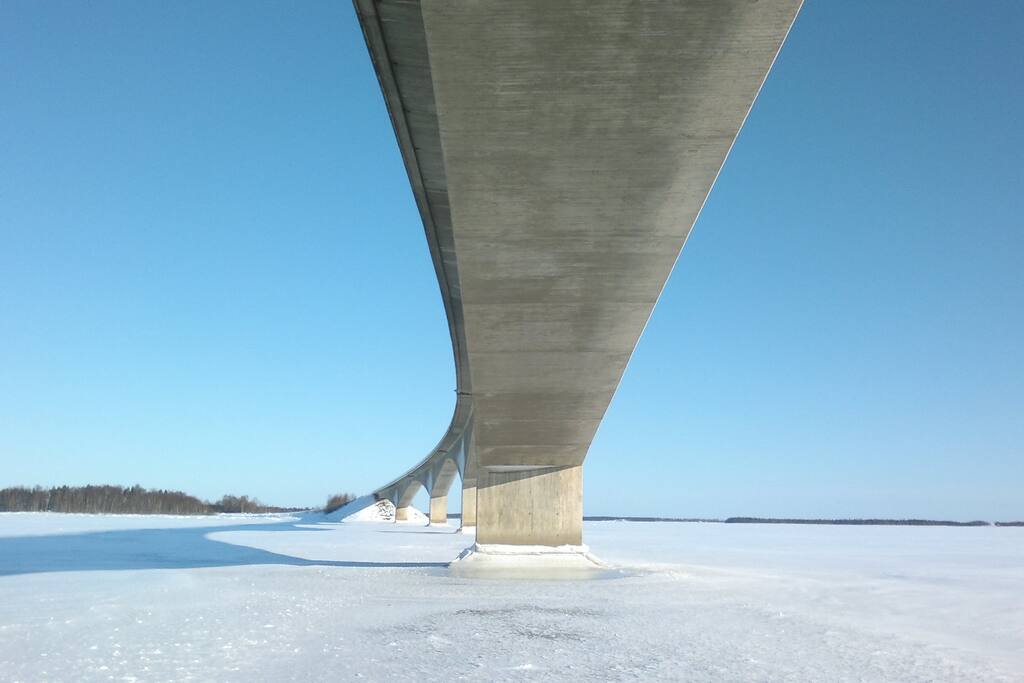 Vinter Bro över havs is 365 dagar