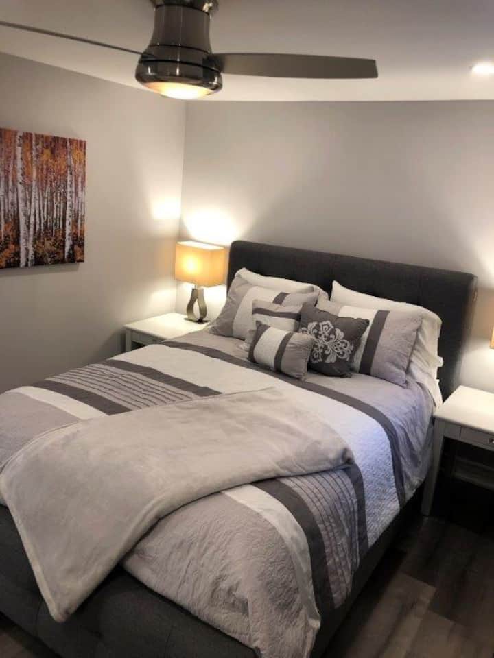 Chumba kikubwa cha kulala na feni