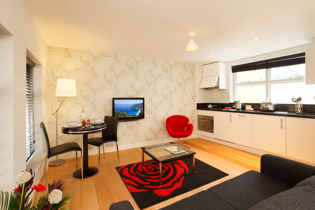 Comfortable Living-room with flat-screen TV and a work/dining table