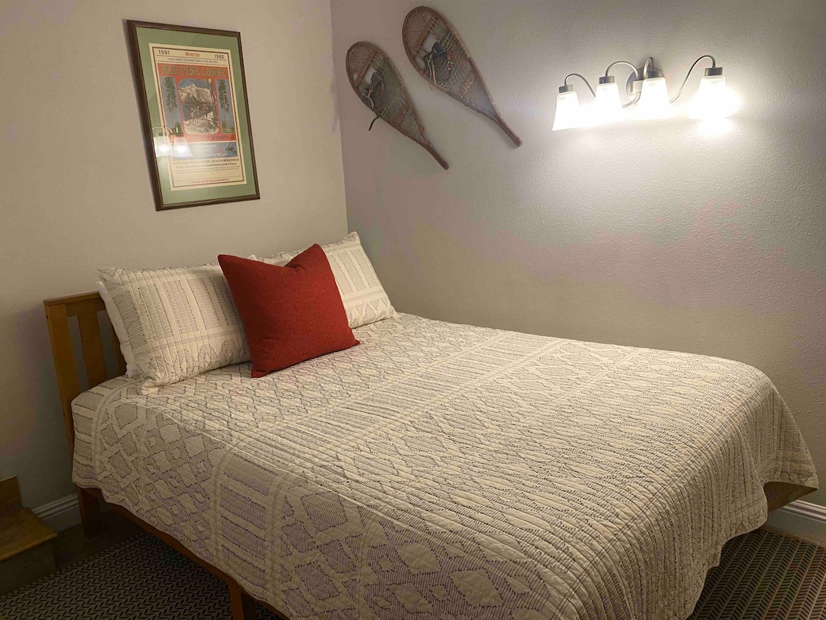 Druhá spálňa má súkromné dvere s otvorom na jednej strane s výhľadom do obývacej izby. 