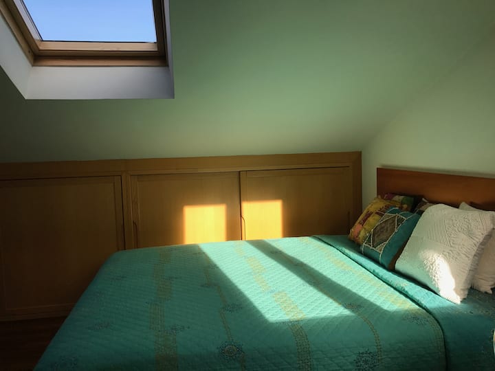 Posteľ 150 cm. Okno velux na streche.