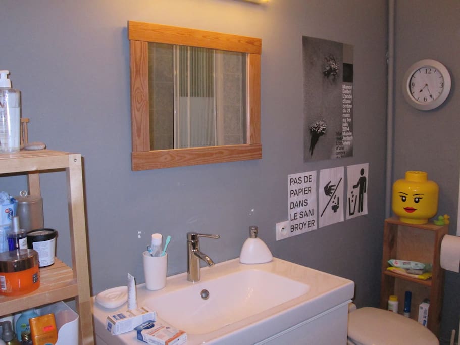 Salle de bain avec douche