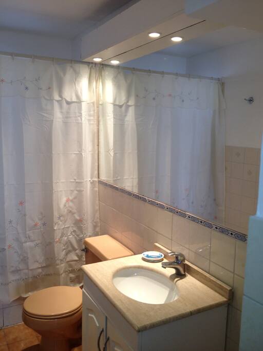 Baño amplio y equipado