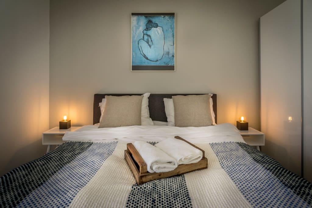 Slaapkamer, tweepersoons boxspring en ruime kledingkast