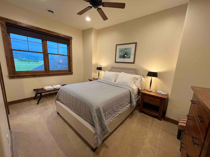 Cama tamaño queen en el dormitorio 3 con TV inteligente