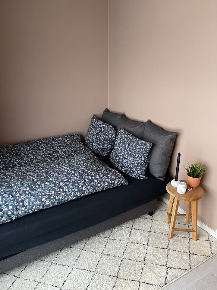 Kitanda cha sofa kina ukubwa wa sentimita 130:200 kinapofunguliwa. 