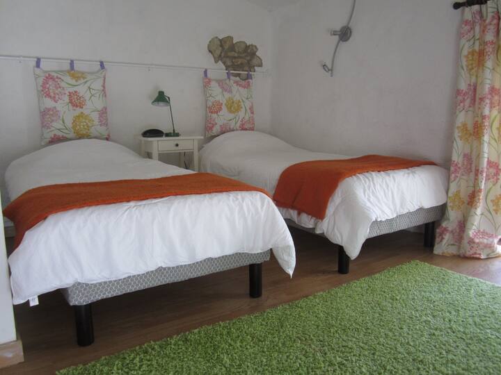 一楼有双人卧室。 