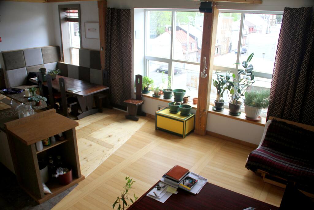 Vue sur l'espace principal de l'appartement, depuis l'escalier