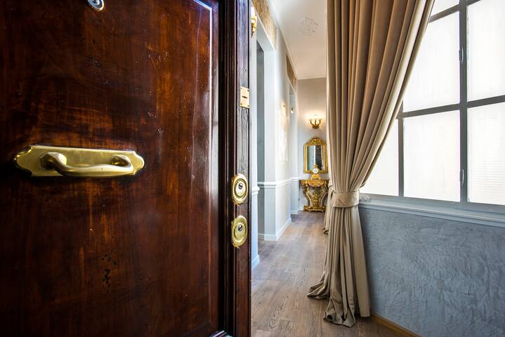 Elegant 2BR steps from Spanish Steps gallery image 2