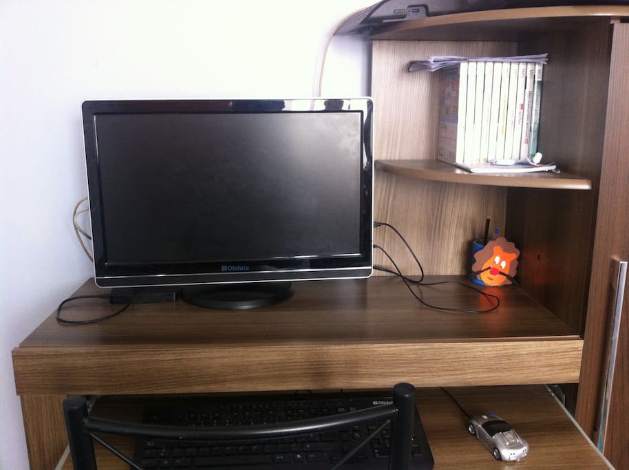 Computador en la habitación, con acceso a internet, incluye netflix.