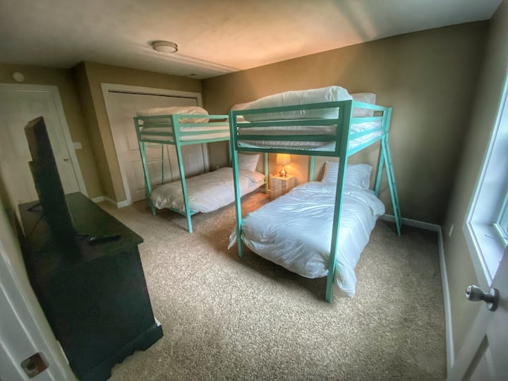 Ორსართულიან ოთახში არის ორსართულიანი საწოლის ორი კომპლექტი. Ყველა საძინებელში არის 50-დუიმიანი სმარტ-ტელევიზორი. 
Ორსართულიანი ოთახის შიდა ნაწილიდან შეგიძლიათ შეხვიდეთ ლოფტში, რომელიც შედგება ორადგილიანი საწოლისა და სხვა ტელევიზორისგან. 