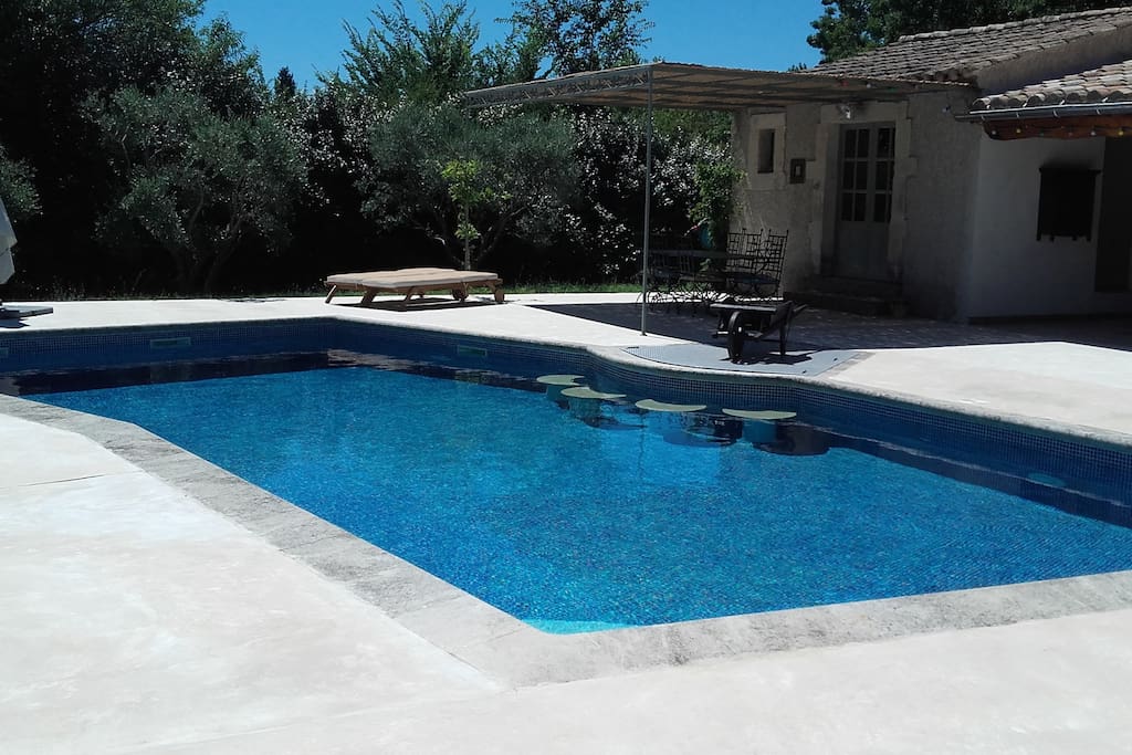 La treille ombragée devant le pool-house