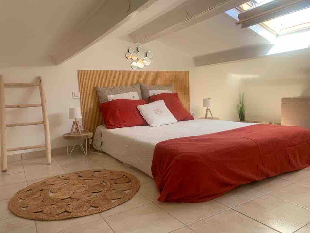 Habitación con cama doble altillo - techo bajo