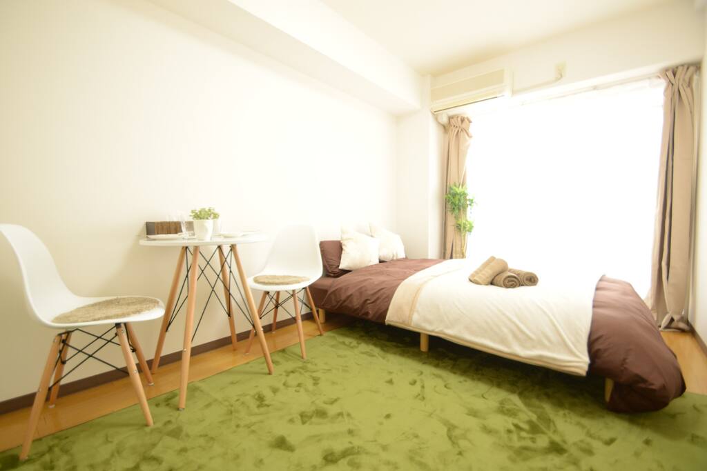 Beautiful bedroom and you would have a good dream here. 漂亮的卧室,你会在这里有个好梦的。