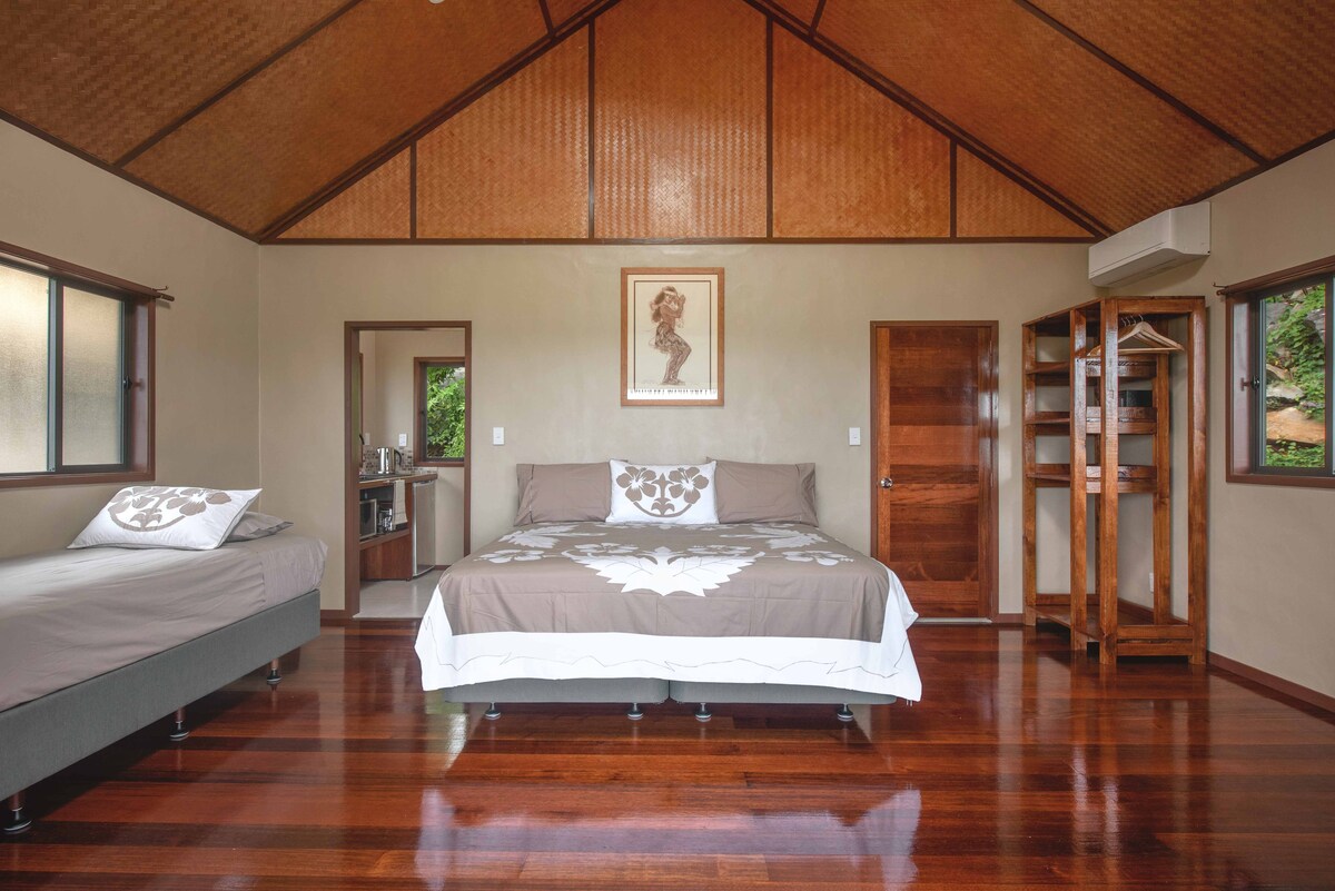 Shtroja krevati luksoze me madhësi Super King
Veçori polineziane me ajër të kondicionuar
